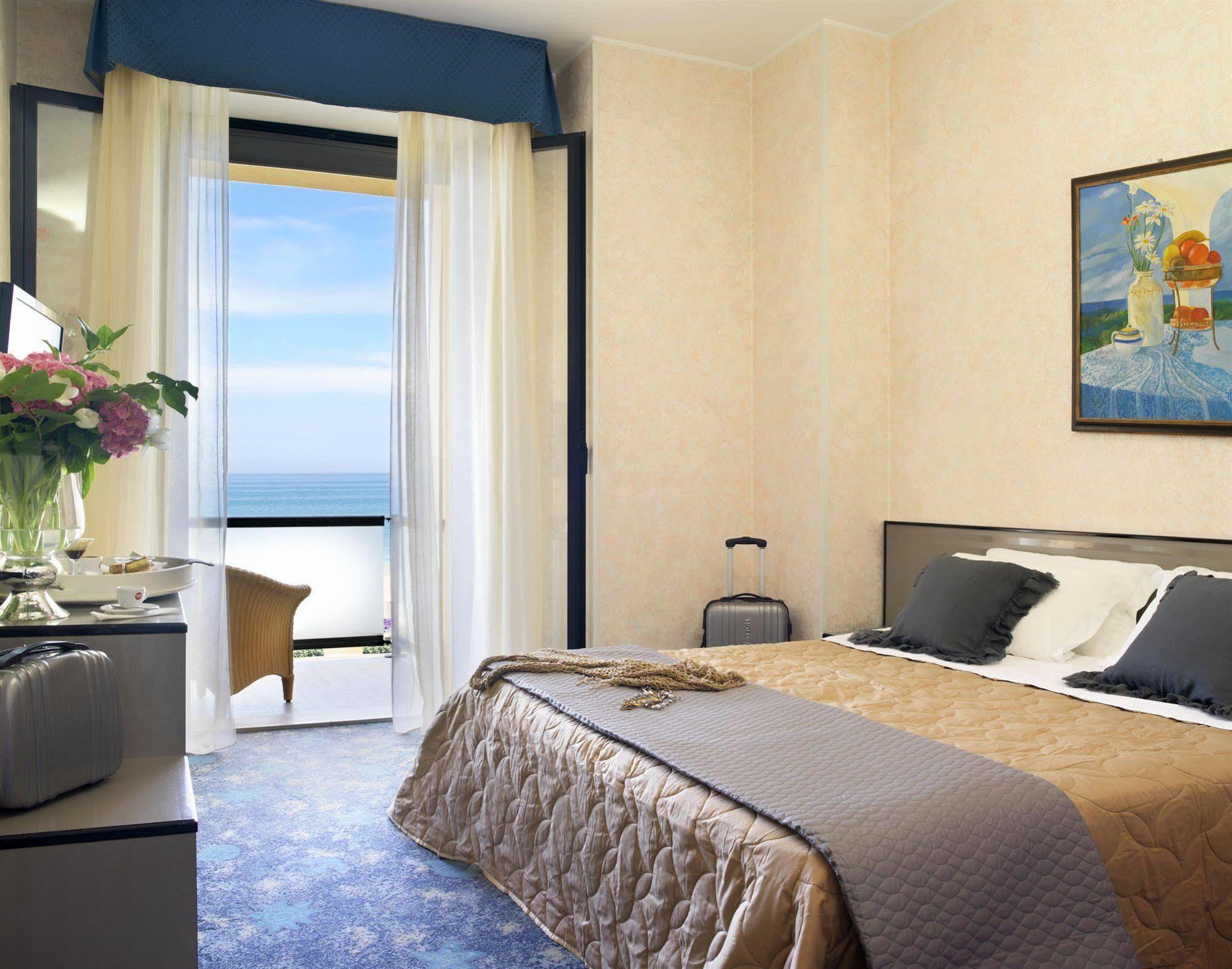 Hotel Boemia Riccione Exterior photo